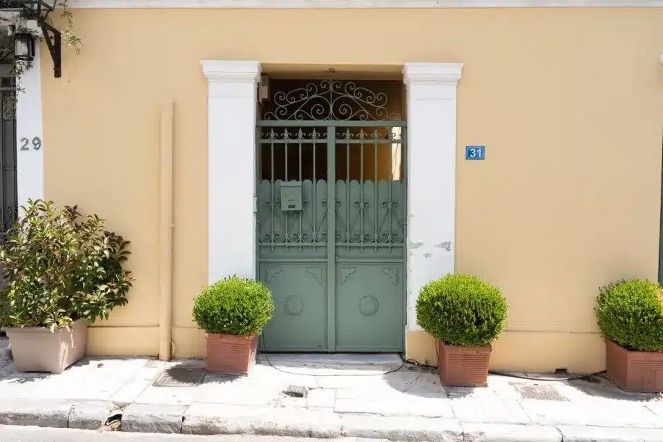 Το πολύ στενό δρομάκι της Αθήνας που έχουν περάσει όλοι και κουβαλάει τεράστια ιστορία 5 odos tripodon 7