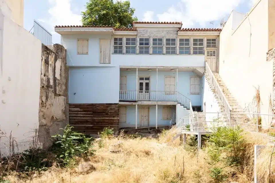 Το πολύ στενό δρομάκι της Αθήνας που έχουν περάσει όλοι και κουβαλάει τεράστια ιστορία 6 odos tripodon 8
