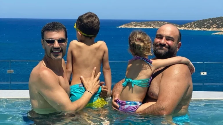 Ο Παντελής Τουτουντζής παντρεύεται τον σύντροφό του: «Θα παντρευτούμε το καλοκαίρι ξυπόλητοι σε παραλία στα Μάταλα»