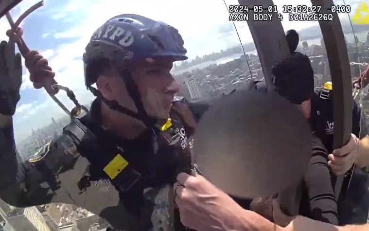 Βίντεο που «κóβεı» την ανάσα – Αστυνομικοί έσωσαν γυναίκα που αιωρούνταν στο κενό από 54ο όροφο ουρανοξύστη