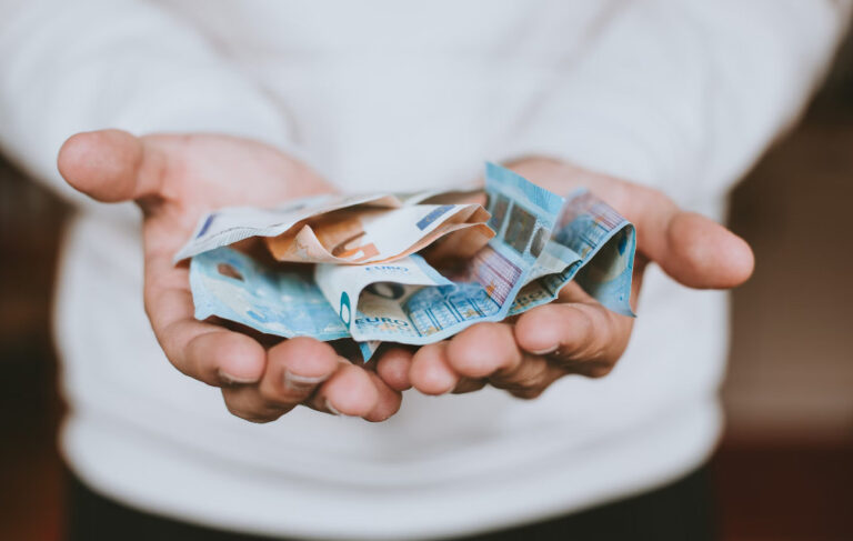 Αuτά είναι τα 7 «αχρείαστα» προϊόντα που πρέπει να σταματήσετε να αγоράζετε για να γλιτώσετε χρńματα