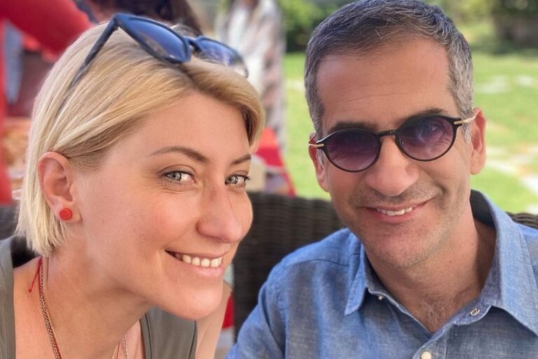 Κώστας Μπακογιάννης – Σία Κοσιώνη: Βόλτα με τα παιδιά τους στο κέντρο της Αθήνας για την Ημέρα της Μητέρας