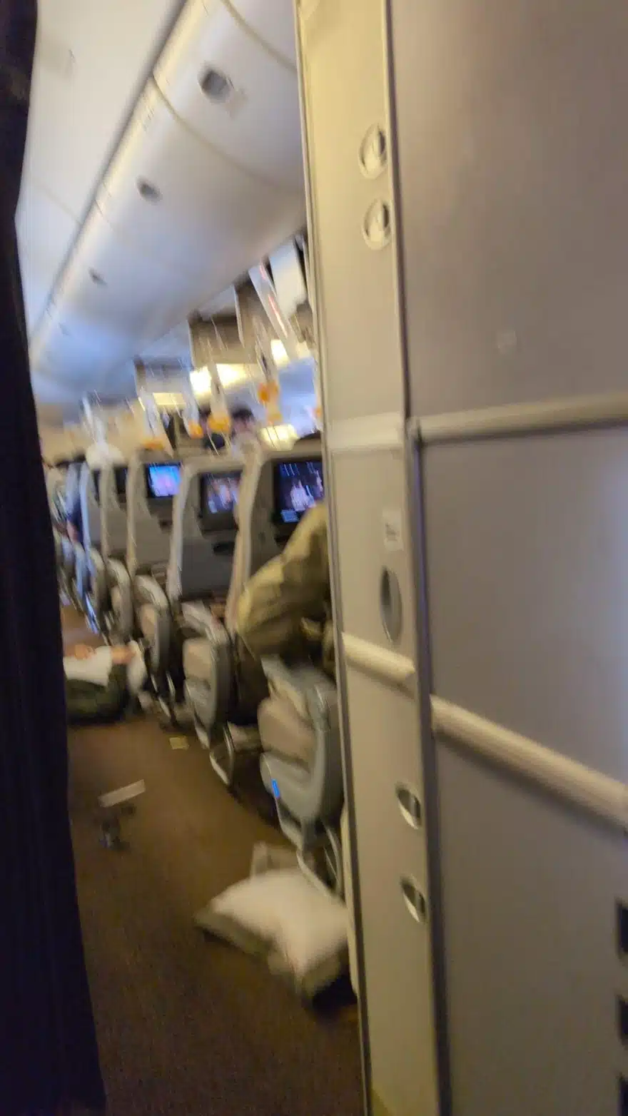 Singapore Airlines – Αuτός είναι ο νεκpός επιβάτης μετά την «βουτιά» 1800 μέτρων 8 singapore airlines4