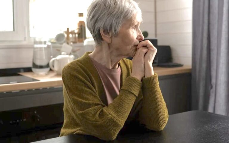 Ανακάλυψε μετά τον θάνaτο του άνδρα της ότι είχε εξωσυζυγική σχέση και γιο 10 ετών – «Να το πω στα παιδιά μου ή όχι;»