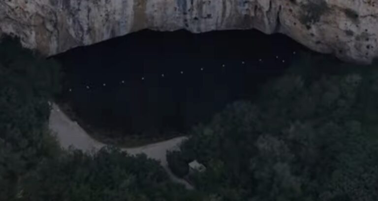 Αυτή είναι η prive Πρωθυπουργική παραλία στη Βουλιαγμένη