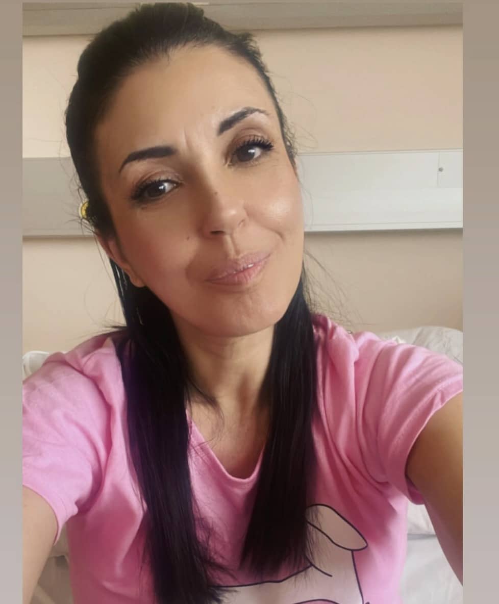 Όλγα Βλαχοπούλου: Η γνωστή στιχουργός διαγνώστηκε με καρκίνο - Η φωτογραφία μέσα από το νοσοκομείο 1 stigmiotypo othonis 2024 05 15 15.49.52