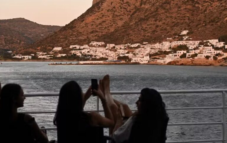 Τριήμερο Αγίου Πνεύματος 2024: Πότε πέφτει η γιορτή – Όλες οι αργίες του έτους