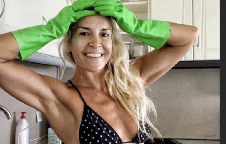 Κοpμί 25άρας με κοιλιά «φέτες» στα 53 είναι μια «άλλη» από την σειρά του 50-50