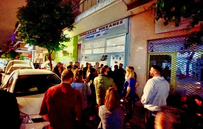 Αλαλούμ με οργισμένους πελάτες έξω από εταιρεία που είχε αναλάβει τη διασύνδεση ταμειακών μηχανών