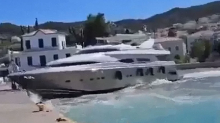 Σπέτσες: Η στιγμή της πρόσκρουσης της θαλαμηγού στην προβλήτα του λιμανιού