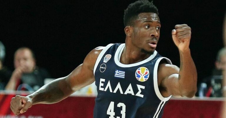 Είμαι ο Θανάσης Αντετοκούνμπο και γεννήθηκα στο Αρεταίειο