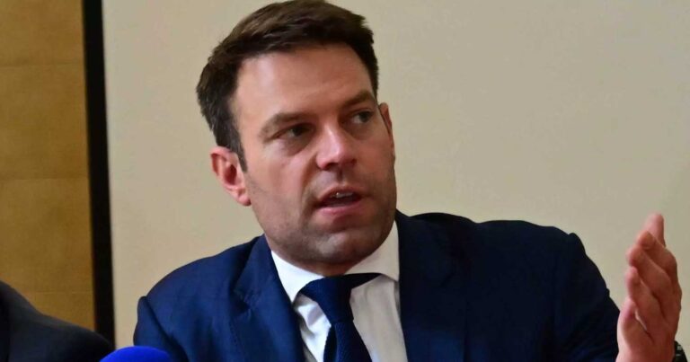 Στέφανος Κασσελάκης: «Η κυβέρνηση φόρεσε την περικεφαλαία το 2019»