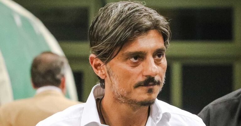 Ο Δημήτρης Γιαννακόπουλος χαρίζει ελληνική σημαία σε κάθε παιδί της Πρώτης Δημοτικού