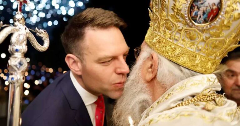 Σάλος σήμερα με το φιλί του Κασσελάκη και του Μητροπολίτη Κέρκυρας