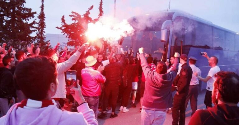 Ολυμπιακός: Αποθεωτική υποδοχή των θριαμβευτών της Βαρκελώνης – «Φέρτε μας το ευρωπαϊκό»