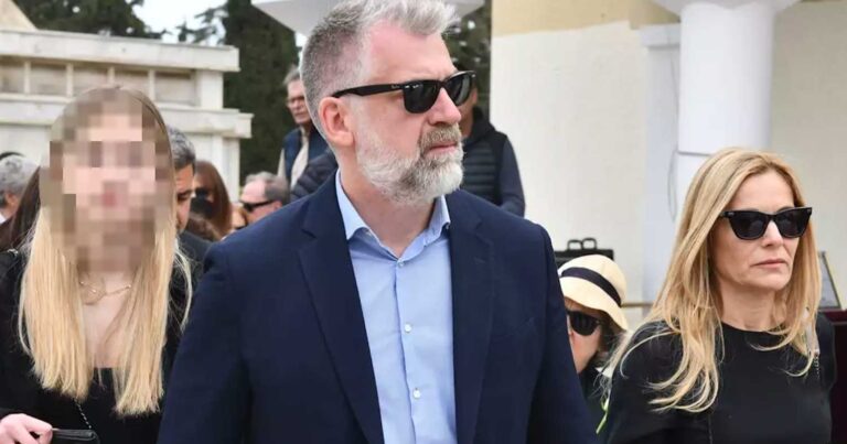 Άννα Παναγιωτοπούλου: Συγκινημένος ο γιος της στην κηδεία της – Στο πλευρό του η σύζυγός του και η κόρη τους