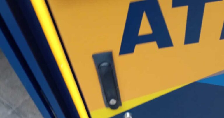 Απίστευτο: Ξέχασαν το κλειδί πάνω σε ΑΤΜ στο κέντρο της Αθήνας