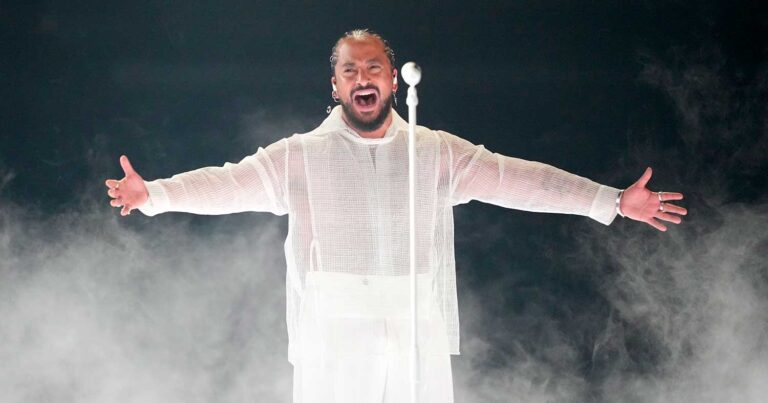 Eurovision: Ποιος είναι ο Γάλλος Slimane που ανατρίχιασε το στάδιο και γιατί τραγούδησε 2 μέτρα μακριά από το μικρόφωνο