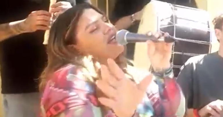 Η Δανάη Μπάρκα έγινε Μαρίνα Σάττι και τραγούδησε αıσθnσιακά το Ζάρι