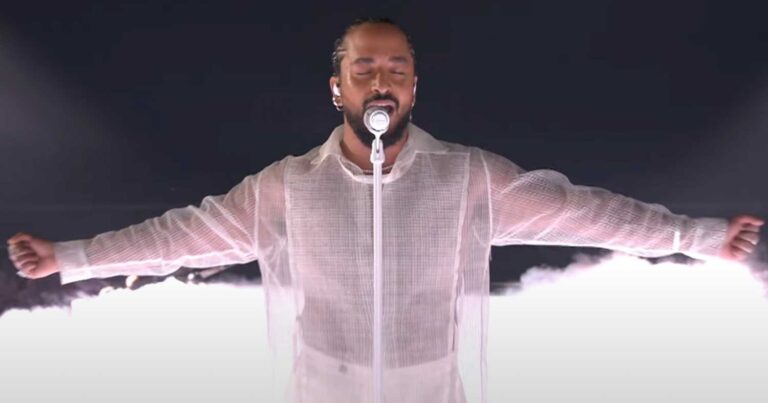 Eurovision 2024: Καθήλωσε η Γαλλία και ο Slimane – Τραγούδησε 2 μέτρα μακριά από το μικρόφωνο