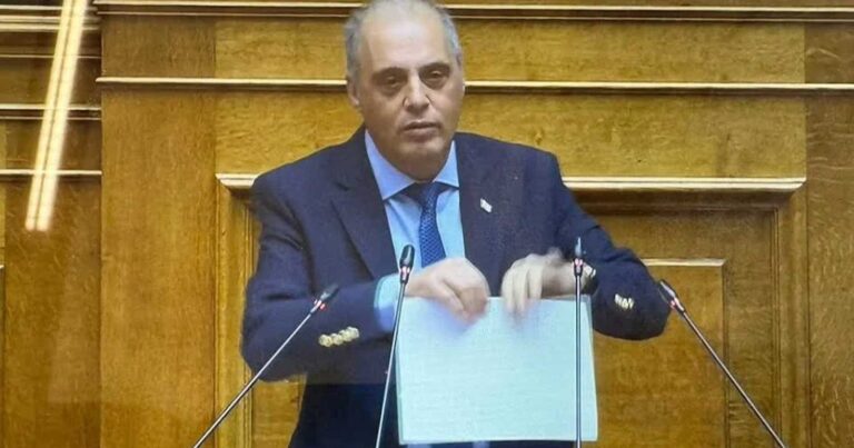Βελόπουλος: Έσκισε μέσα στη Βουλή τη Συμφωνία των Πρεσπών