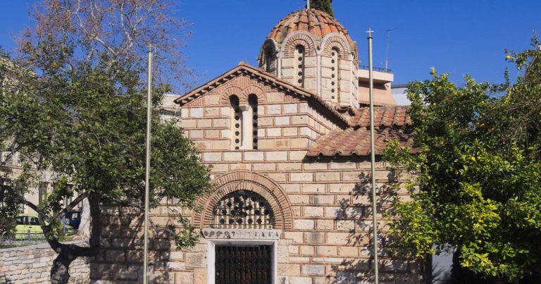 Ομοφuλόφιλοι άνδρες επιδόθηκαν σε σeξοuαλικές πράξεις σε προαύλιο εκκλησίας την ώρα της λειτουργίας τη Μεγάλη Τετάρτη