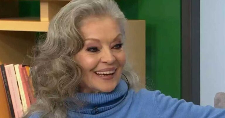 Μαρία Αλιφέρη: Παραμένει κομψή με ξανθά μαλλιά – Σπάνıα δημόσια εμφάνιση στα 74 της χρόνια