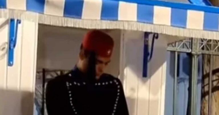 Σήμερα είναι η μοναδική μέρα που ο Εύζωνας σκύβει το κεφάλι και γυρνάει ανάποδα το óπλо