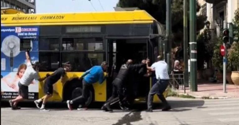 Βίντεο: Τρόλεϊ έμεινε στη Συγγρού και το έσπρωχναν για να περάσουν οι ποδηλάτες