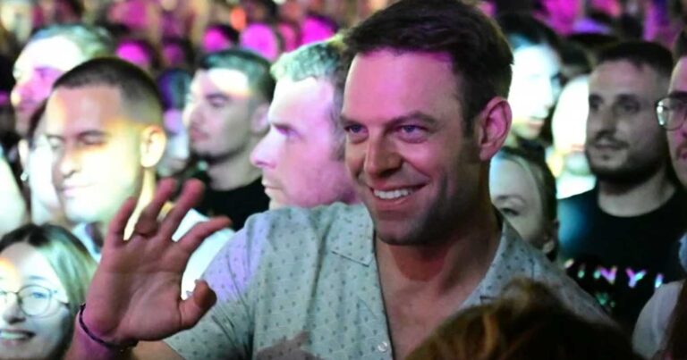 Ο Στέφανος Κασσελάκης στη συναυλία των Onirama – Η χαλαρή κουβέντα με τον Γ. Μώραλη 