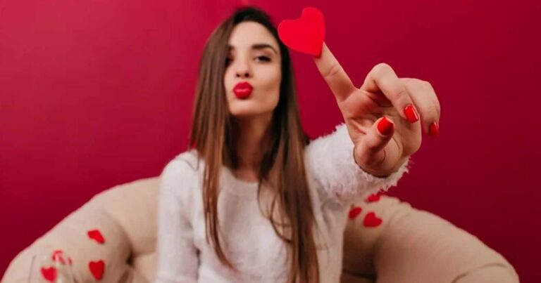 Τα 7 σημάδια ότι μια γυναίκα έχει βαθιά συναισθήματα για εσάς σύμφωνα με την ψυχολογία