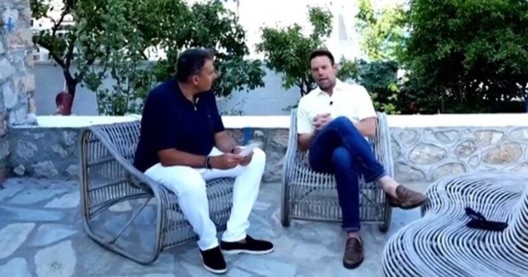 Το εντυπωσιακό σπίτι του Κασσελάκη στις Σπέτσες: Παραδοσιακό, πέτρινο με μπλε παράθυρα και θέα στη θάλασσα