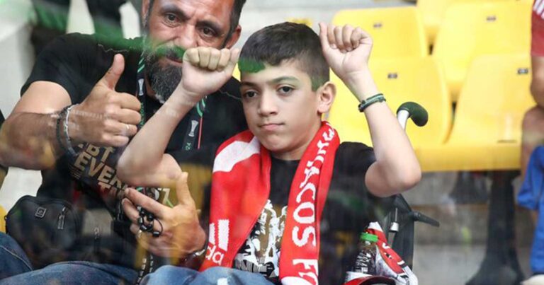 Στην OPAP Arena με κασκόλ του Ολυμπιακού ο μικρός Γιαννάκης