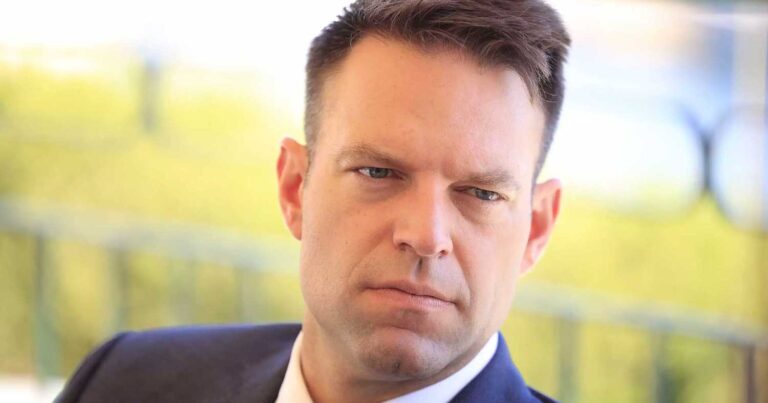 Κασσελάκης: «Να σταθούμε αντάξιοι στην ιστορία του Μπελογιάννη»