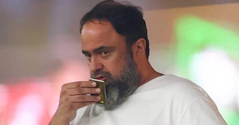 Mε ένα εικόνισμα στα χέρια του παρακολούθησε τον τελικό ο Βαγγέλης Μαρινάκης