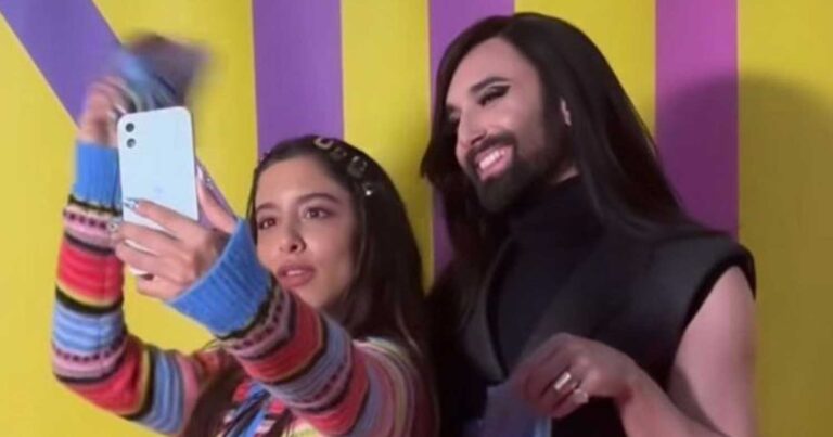 Eurovision 2024: Η Μαρίνα Σάττι μαθαίνει στην Κοντσίτα πώς να κουνάει το μαντήλι