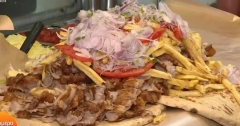 Το σουβλατζίδικο στην Αθήνα που φτιάχει πιτόγυρο γίγας και δίνει δώρο ένα iPhone 15 σε όποιον το «καταφέρει»