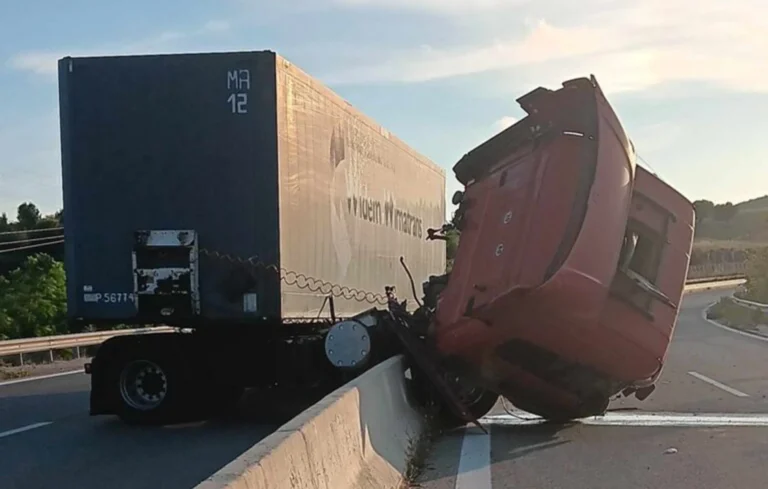 Απίστευτο τροχαίο με νταλίκα στην Αιτωλοακαρνανία – Η καμπίνα του οδηγού αναποδογύρισε στην αντίθετη πλευρά του δρόμου
