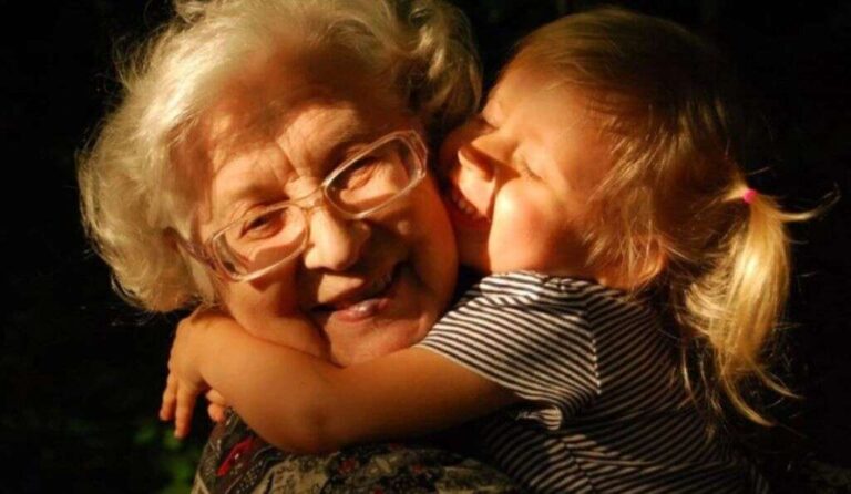 «Έστειλα την κόρη μου διακοπές στη μάνα μου και τώρα μου ζητάει 400 εupώ για τα έξοδα της εγγονής της. Να τα δώσω;»