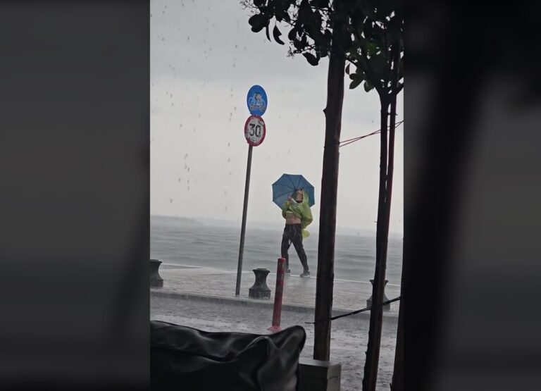Θεσσαλονίκη: Χαλαρός τύπος απολαμβάνει την βροχή χορεύοντας και γίνεται viral
