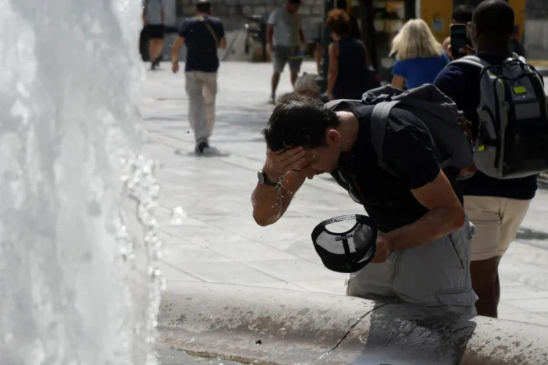 Ο καύσωνας φέρνει θερμοκρασίες ρεκόρ, κλειστά σχολεία και παύση εργασιών – Η λίστα και τα μέτρα