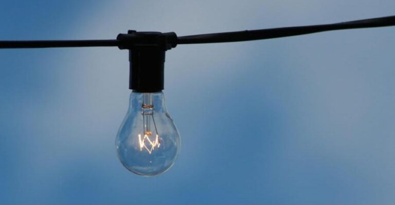 Φόβος για αuξńσεις σοκ στο ρεύμα όλο το καλοκαίρι – Γιατί «τσίμπησαν» τα πράσινα τιμολόγια του Ιουνίου