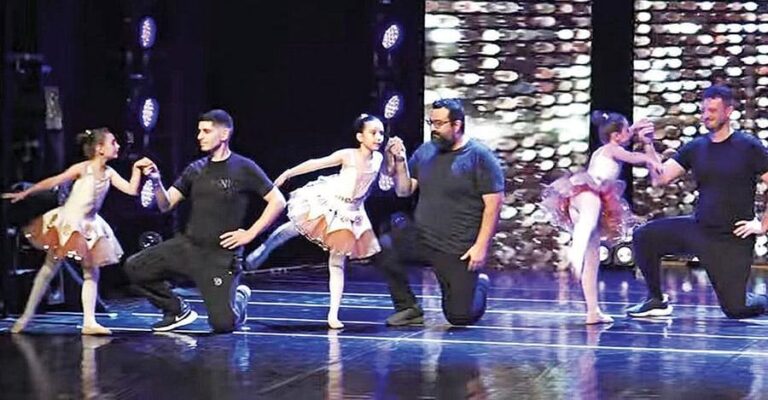 Mπαμπάδες στη Βέροια ανέβηκαν στη σκηνή και χόρεψαν μπαλέτο με τις κορούλες τους