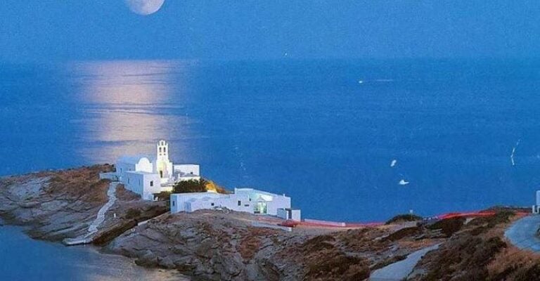 Το νησί της Ελλάδας με τις 235 εκκλησίες που σε μαγεύει με τις ομορφιές του