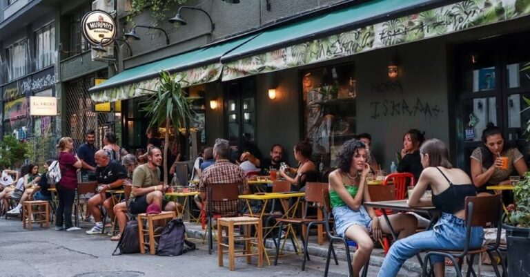 Καφέ στα όρθια μόνο στο χέρι: Ξανά στο 24% ο ΦΠΑ στα σερβιριζόμενα ροφήματα από 1η Ιουλίου
