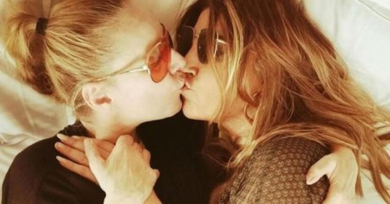 Έλενα Παπαρίζου: Φιλήθηκε στο στόμα με γυναίκα και την αποθέωσε όλο το Ίντερνετ