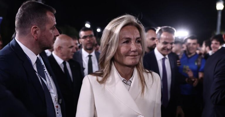 Μαρέβα Γκραμπόφσκι-Μητσοτάκη: Το ανδρόγυνο look που συνδύασε με μάξι boho φούστα και το σακάκι από πλεκτό ύφασμα και κροσέ ραφές