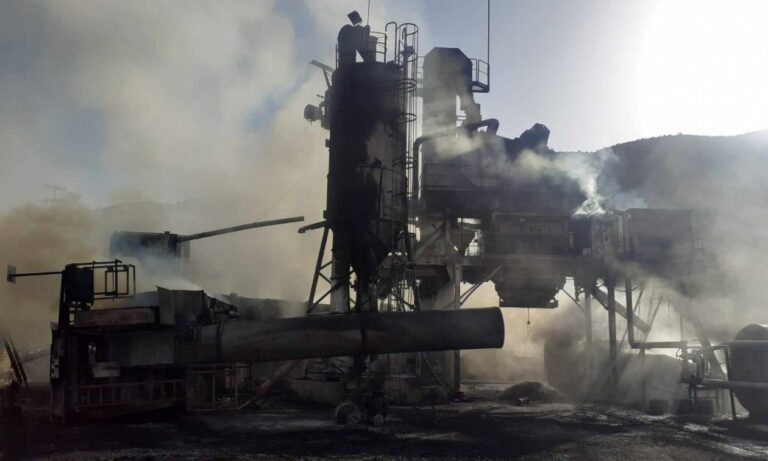 Αγρίνιο: Ένας νεκρός μετά από φωτιά σε εργοτάξιο πίσσας – Η στιγμή της έκρηξης