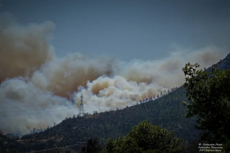 Ανεξέλεγκτη η φωτιά στην Πάρνηθα: Πότε θα πέσουν οι άνεμοι