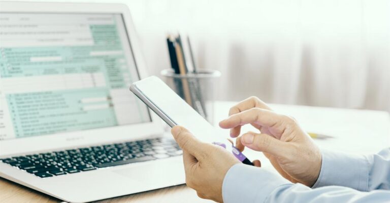 Εφορία: Θα σε ελέγχει ακόμα κι όταν χρησιμοποιείς το κινητό σου – Δείτε τι κάνουν